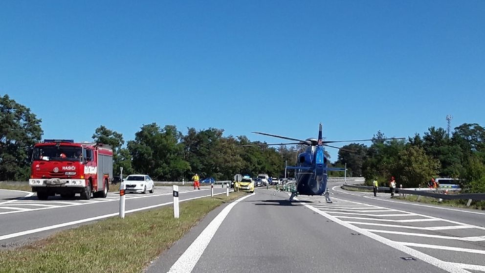 Tři těžce zraněné ženy po nehodě na dálnici D7 u Prahy, jednu odvezl vrtulník